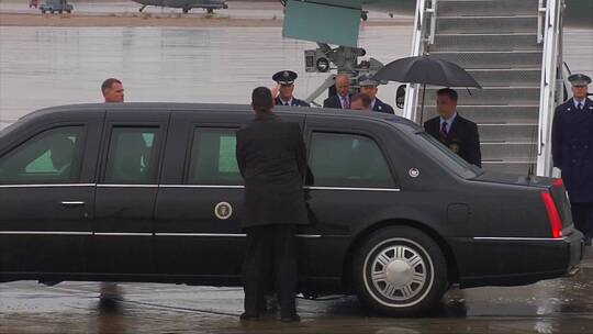 在雨天乘坐车队抵达空军一号