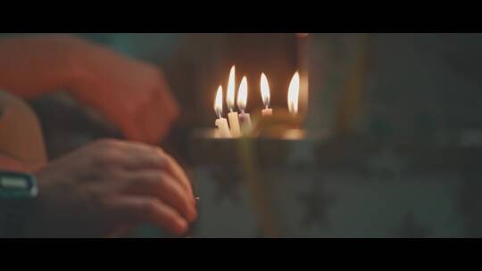 男人吹灭生日蜡烛视频素材模板下载
