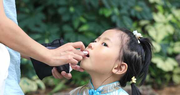 妈妈给女儿涂口红