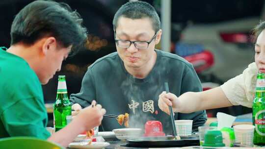 人们聚餐吃美食场景素材