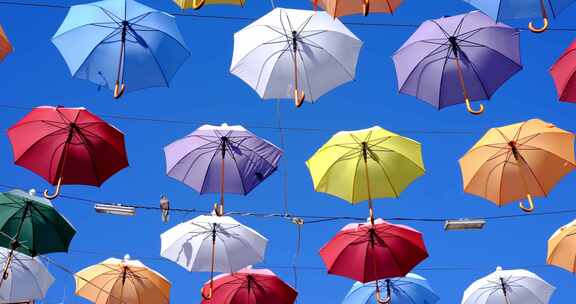 挂在天空的五颜六色的雨伞遮阳伞
