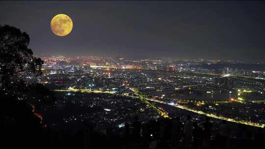 山顶上中秋赏月城市上空月亮升起十五的月亮视频素材模板下载