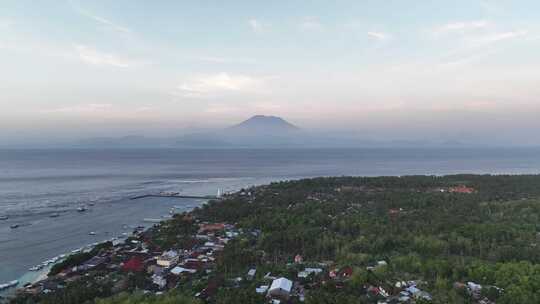 航拍印度尼西亚巴厘岛东部阿贡火山落日景观