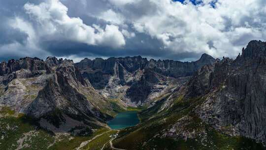 高山湖泊自然风光