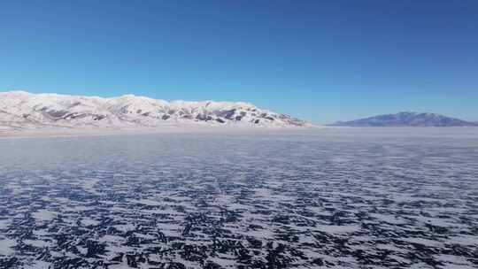 航拍冬季新疆赛里木湖雪山冰湖蓝冰日照金山