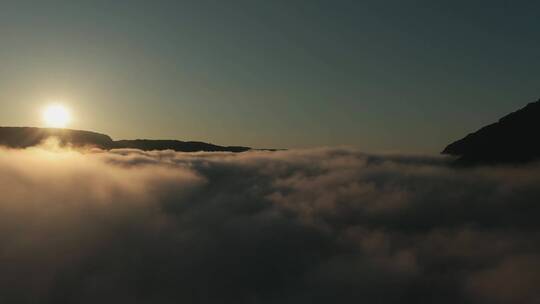 无人机拍摄的山谷低空云层