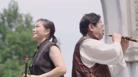 街头表演传统唢呐演奏场景