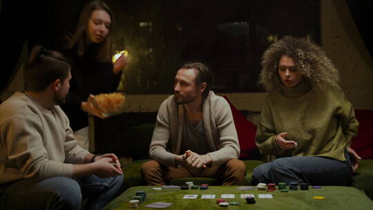 朋友们坐在沙发上玩扑克