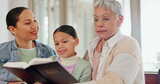 祖母、孩子和阅读圣经、家庭宗教和基督教教高清在线视频素材下载