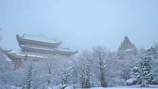 雪中古建，飞檐斗拱尽显东方韵味