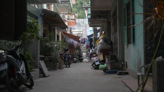 俯瞰越南城市中的一条小巷