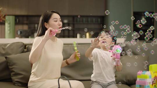 妈妈儿子亲子幸福时光实拍原始素材