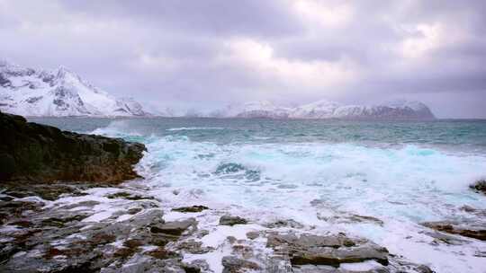 雪山海浪拍打礁石