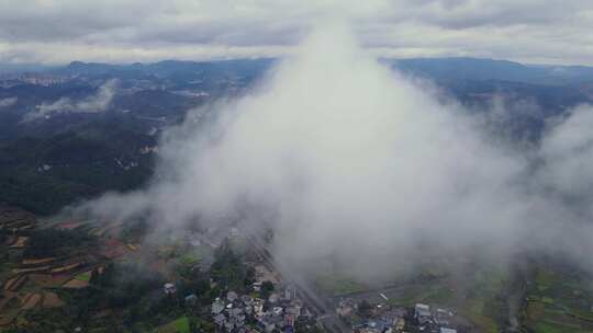 冬日里云雾缭绕的公路  群山 农村 农田