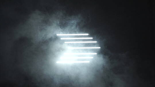 白色霓虹灯灯棍和烟雾