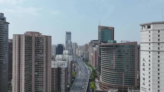 都市高架旁建筑航拍