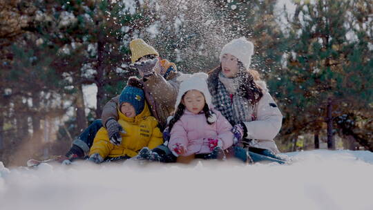 快乐家庭在雪地里玩耍