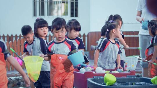 幼儿园的老师和孩子们玩耍学习