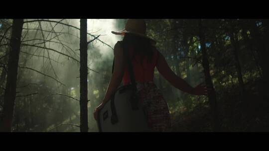 森林中行走的女人