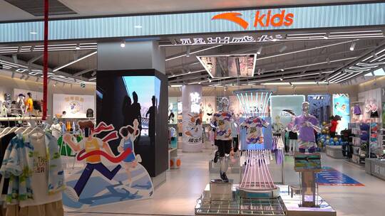 儿童节济南商场内部，安踏品牌儿童服饰