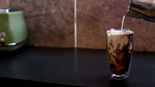 冰拿铁制作 咖啡视频素材模板下载
