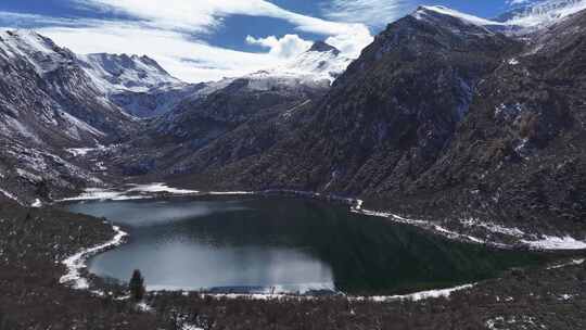 航拍雪后的川西贡嘎山乡雪山海子风光