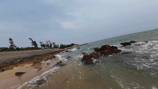 沙滩海浪礁石航拍大海海岸线穿越机飞越海面