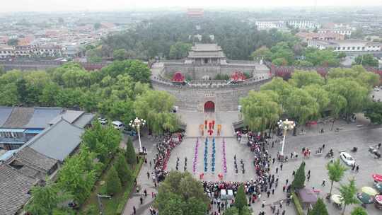 古建筑前传统仪式活动场景