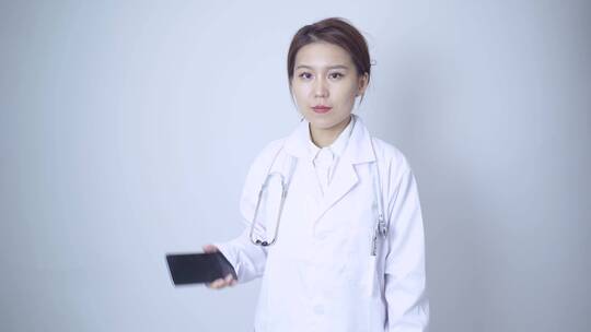 一位年轻女性医生操作手机界面展示模板视频素材模板下载