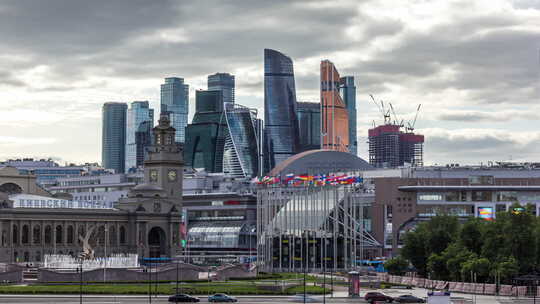 从博罗丁斯基桥看莫斯科商务中心交通景观视频素材模板下载