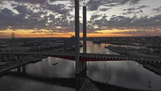 城市航拍墨尔本雅拉河大桥汽车游轮日落夜景