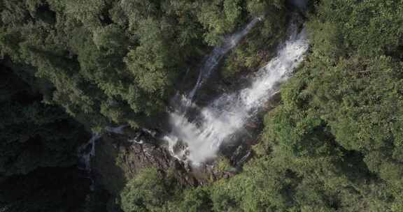 高山瀑布航拍