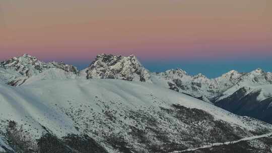 航拍雪山日照金山