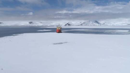 南极水域航行的红色破冰船航空Zoomin
