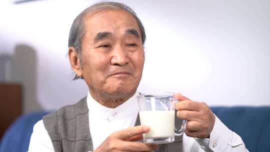 中老年人美女高兴喝奶喝牛奶