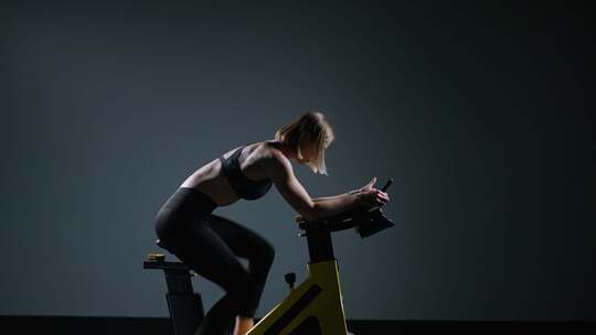 运动女性参与现代健身自行车在视频素材模板下载