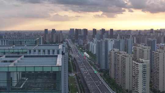 天空胜景下的高架交通车流