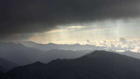 雨天山区上空黑色风暴云