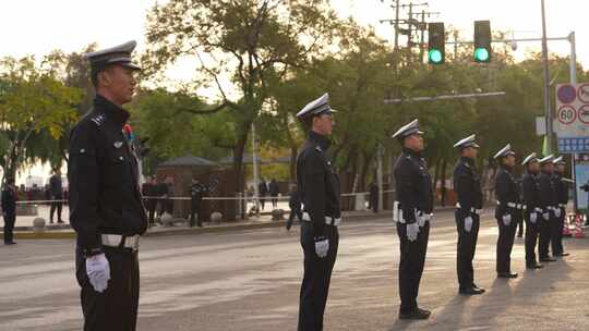 警察队列城市道路上管理交通