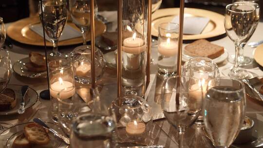正式豪华婚礼餐桌设置中心发光的蜡烛