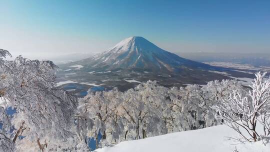 航拍下雪后的雪山风景白雪皑皑银装素裹