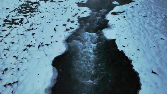 低角度航拍新疆冬季喀纳斯河冰雪覆盖景观