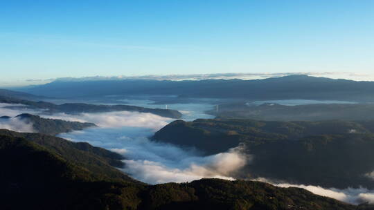 日出时的山川峡谷云雾