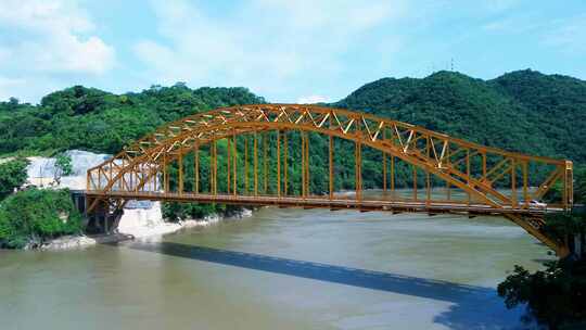 墨西哥恰帕斯的乌萨辛塔河和桥梁。