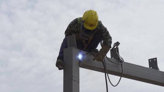 钢结构工程工人施工焊接火花视频素材模板下载