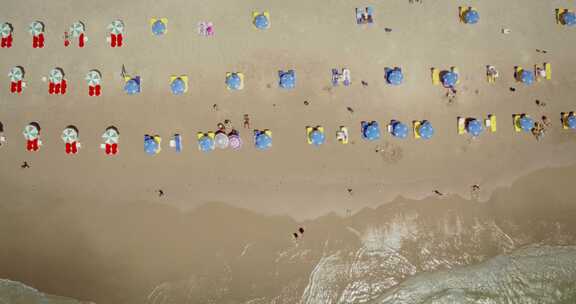 人们在海滩上用太阳伞和沙滩椅架空