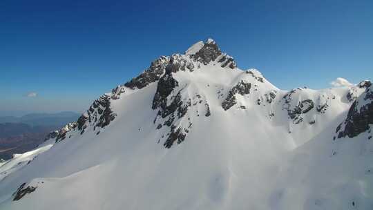 航拍云南丽江玉龙雪山蓝天白云积雪山峰视频素材模板下载