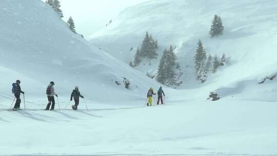 一群孩子在导游的指导下滑雪旅行。在山里滑雪旅行