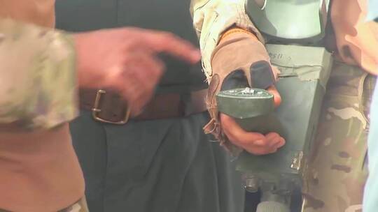 士兵拿着易爆装置视频素材模板下载