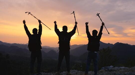 夕阳背包客山顶欢呼